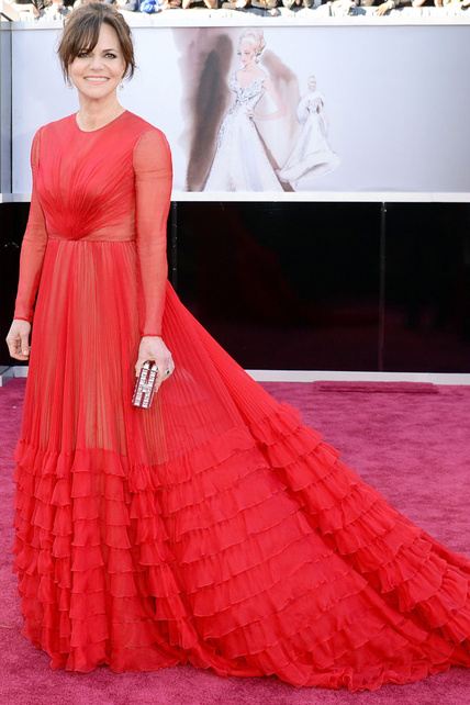 Con Sally Field tengo dudas. Adoro la parte superior del vestido y me parece acertado para ella pero no me gustan nada los volantitos de abajo.