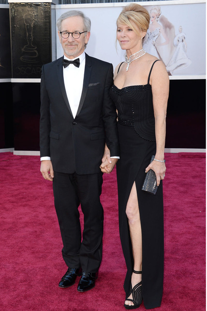 La mujer de Spielberg (muaaajajajaj que no ganaste NADA) parecía sacada de uno de sus flashbacks con ese extraño vestido, el collar y las plataformas. 