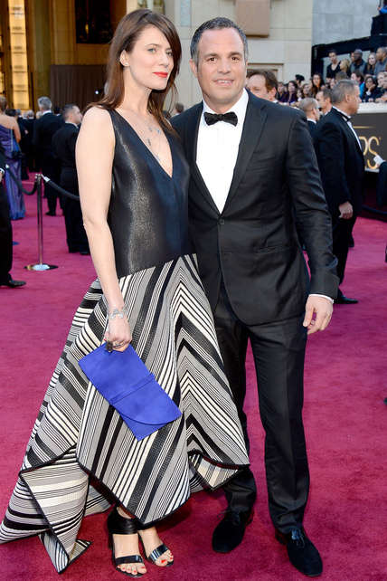 ¿Esto qué es? Un vestido sin forma dejado caer encima de la extraña acompañante de Mark Ruffalo.