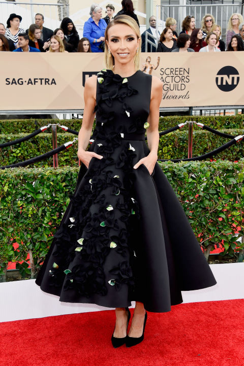 La presentadora Giuliana Rancic me sorprendió muy gratamente esta vez con un vestido negro con falda de vuelo y flores superpuestas que me parece amor del bueno.